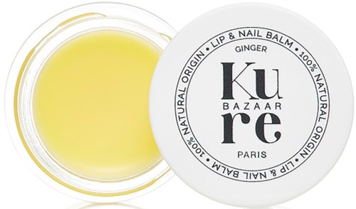 En liten rund beholder med gul balm inni, merket 'Ginger' fra Ku re Paris, for lepper og negler.