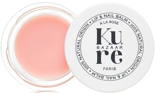 En lille rund beholder med pink læbe- og neglebalsam indeni, mærket "Core Bazaar" og ingrediensoplysninger.