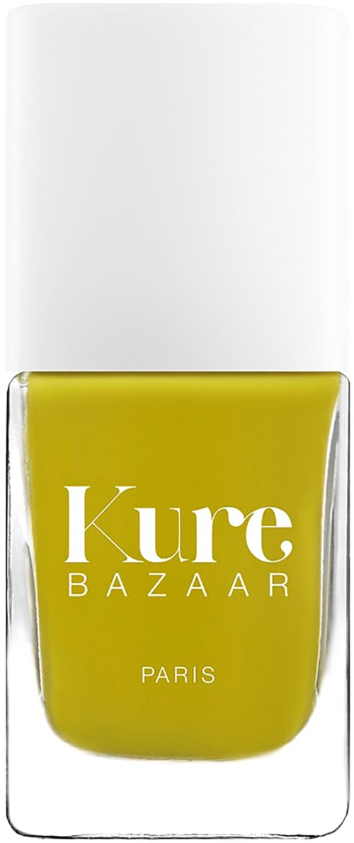 Een gele nagellakfles met een witte dop en de woorden "Kure Bazaar Paris" op de voorkant.