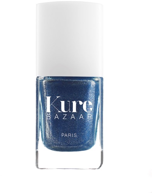 Blauwe glitternagellak in een doorzichtige fles met witte dop, label 'Kure BAZAAR PARIS.'