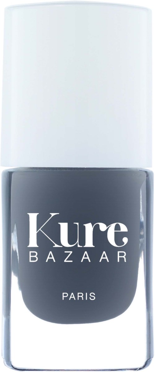 Det er en flaske neglelak med hvid hætte og mørkegrå væske, mærket 'Kure BAZAAR PARIS'.