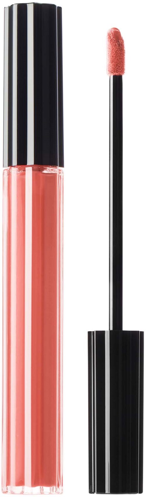 En læbepensel med sort låg og pink gloss i, med penselen liggende ved siden af.