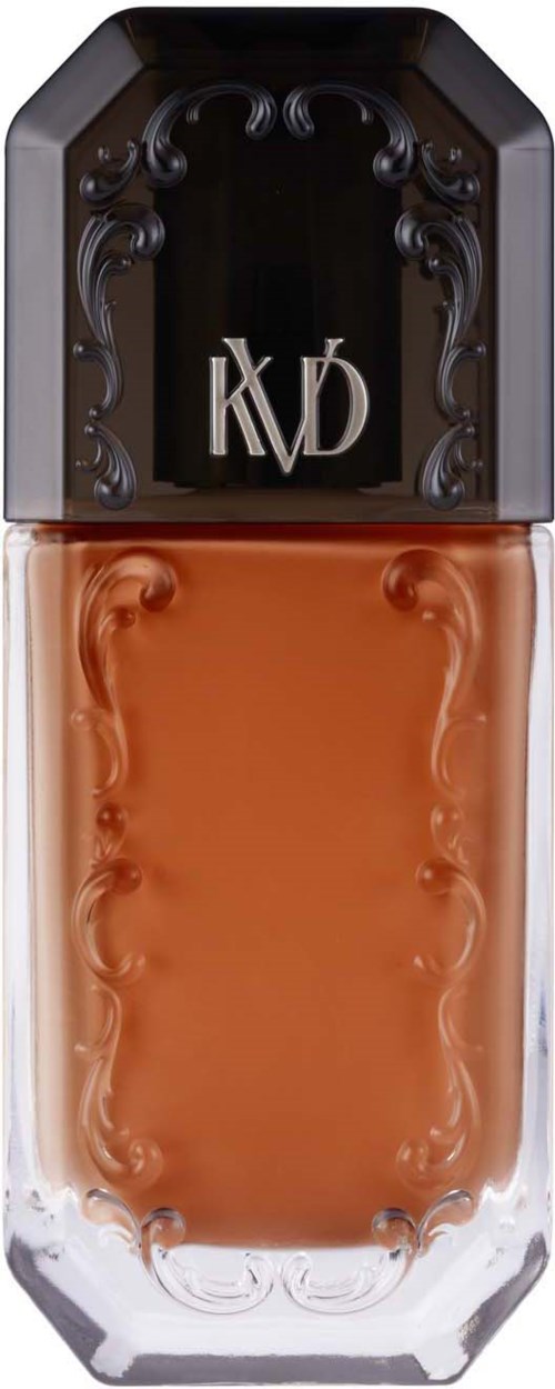 Eine Flasche mit dunklem Verschluss, verzierendem Design und einem Logo mit Initialen auf der Spitze. Enthält braune Flüssigkeit.