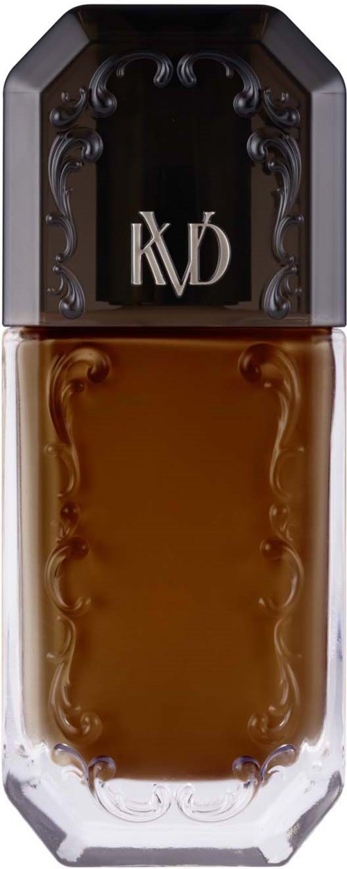 En parfymeflaske med mørk hette og intrikate design, inneholder brunt væske og en logo med initialene "KVD."