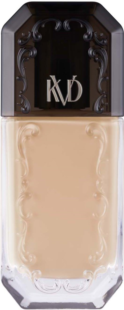 Eine Flasche mit schwarzem Deckel und durchsichtigem Körper, enthält beige Flüssigkeit. Der Deckel hat dekorative Elemente und Initialen.