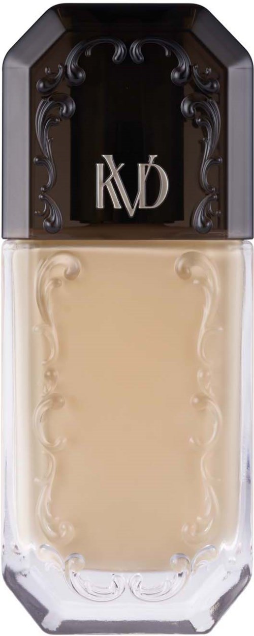 Ein Make-up- oder Parfümflasche mit schwarzem Deckel und klarem, verziertem Behälter mit den Buchstaben 'KVD'.