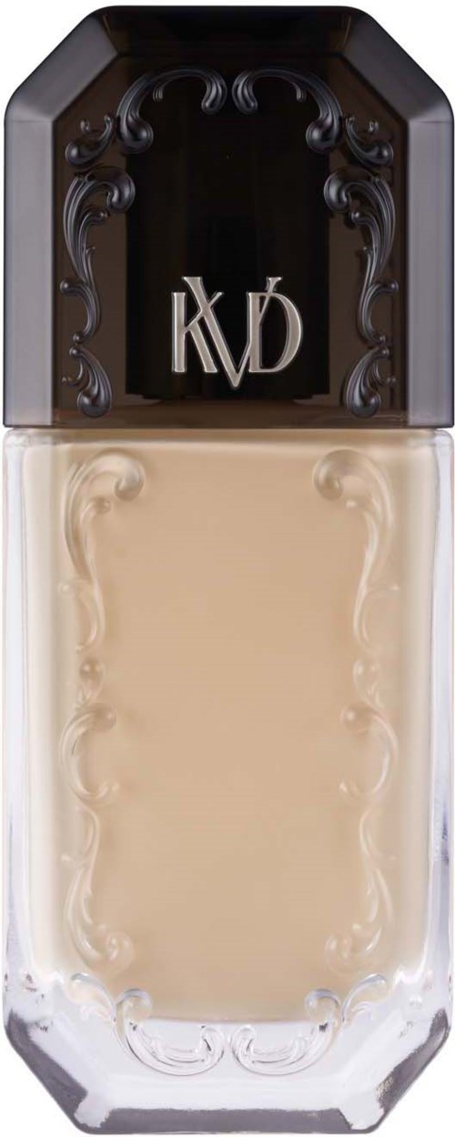 Ein Parfümflasche mit einem schwarzen, verzierenden Deckel und beiger Flüssigkeit. Der Deckel hat die Initialen 'KVD'.
