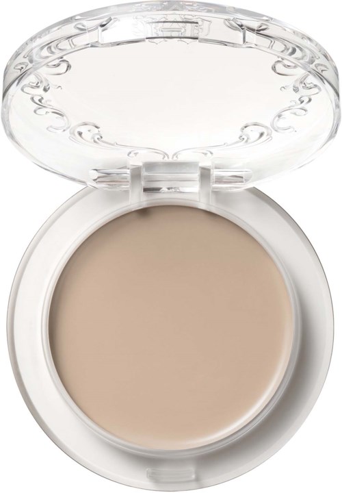 En rund compact med ljus face puder och ett genomskinligt lock med dekorativ text.