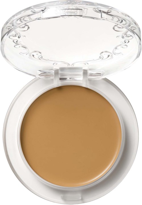 Ett vitt kompakthölje innehåller beige kräm, med ett genomskinligt lock som visar dekorativa mönster.
