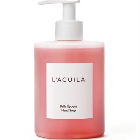 En rosa flaska med handtvål, vit pump och etikett med texten L'ACULA, Belle Époque Hand Soap.
