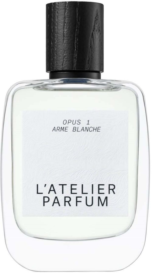 Butelka perfum z czarnym korkiem i prostą białą etykietą z nazwą marki 'L'Atelier Parfum' i nazwą zapachu.