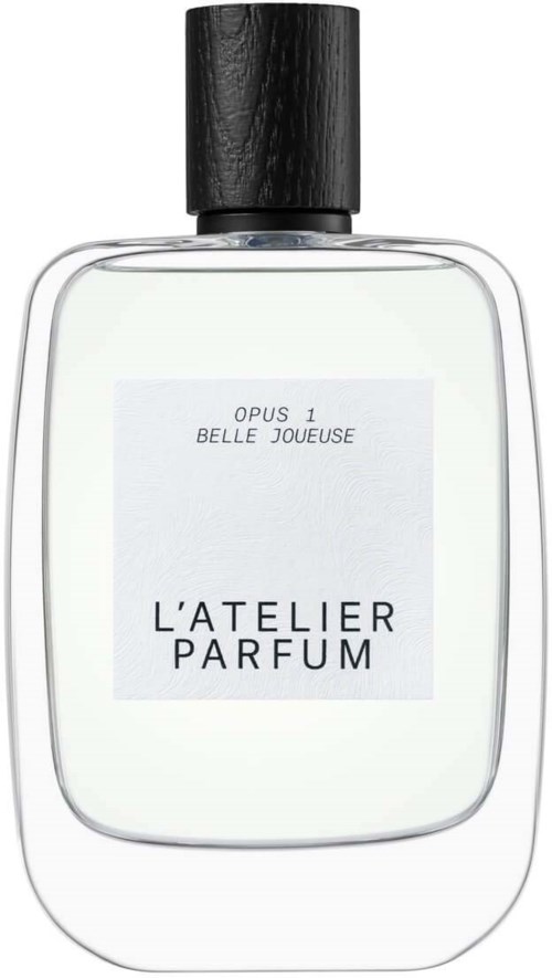 Minimalistyczna butelka perfum z czarnym korkiem i prostą białą etykietą, zawiera przezroczystą ciecz.