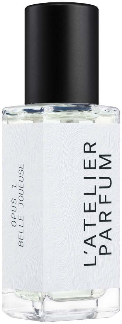Butelka perfum z czarną nakrętką, przezroczystym szkłem i białą etykietą z napisem "L'Atelier Parfumeur".