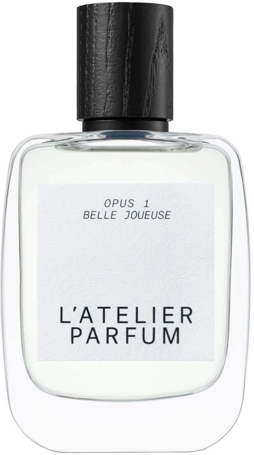 En parfume flaske med sort låg og hvid etikette der siger "L'Atelier Parfum" og detaljer om duften.
