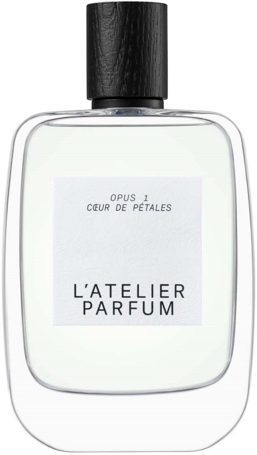 En hvid parfymeflaske med sort låg, mærket "L'ATELIER PARFUM" og "Opus 1 Cœur de Pétales."