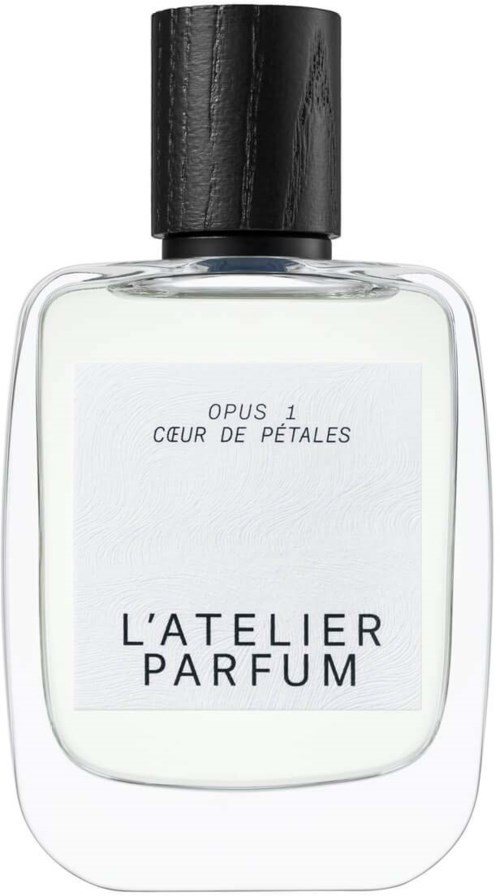 En parfume flaske med sort låg, klart glas og enkel etikette med teksten 'L'ATELIER PARFUM' og 'OPUS 1'.
