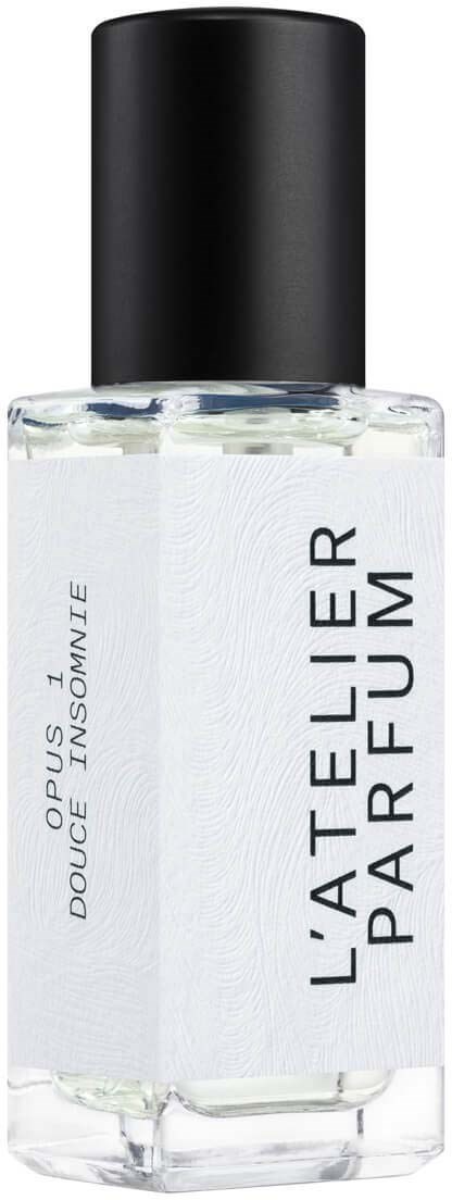 Przezroczysta butelka perfum z czarną nakrętką i białą etykietą z napisem 'L'Atelier Parfum' i 'Opus 1Douce Tinosomite.'