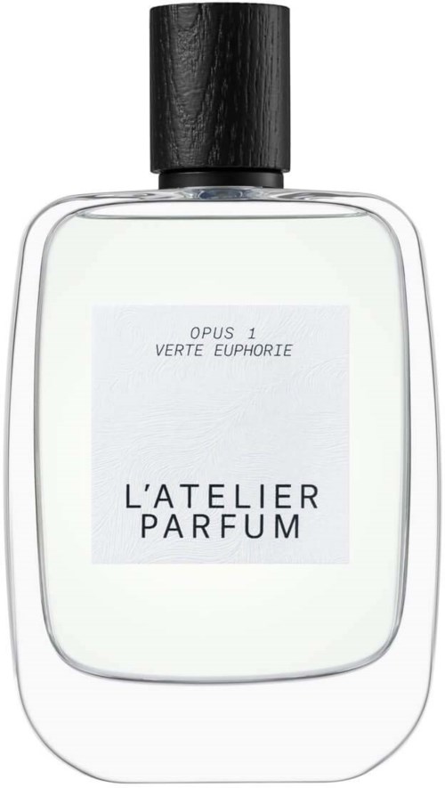 En parfymflaska med svart lock, klar glas och en enkel vit etikett som säger "L'ATELIER PARFUM."