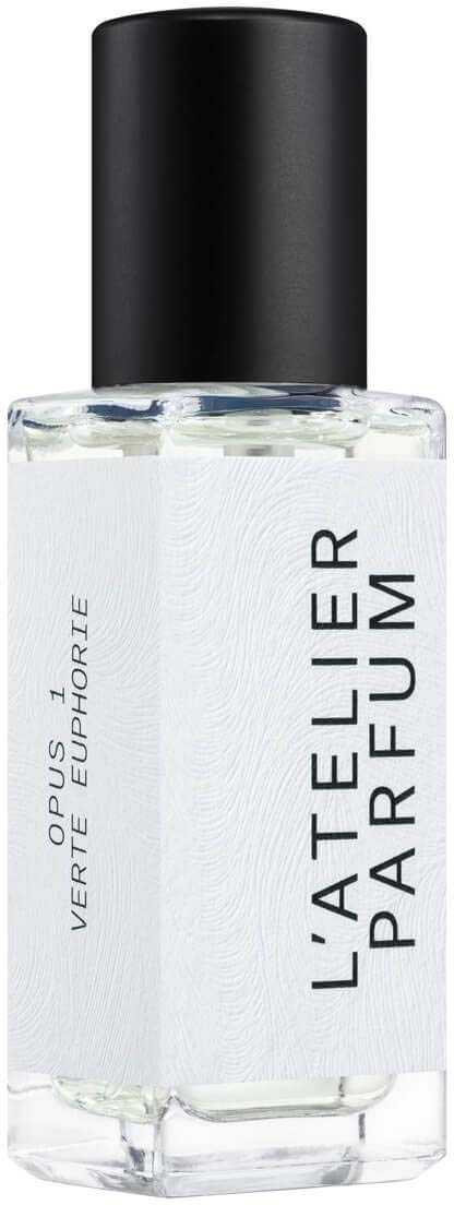 Przezroczysta butelka perfum z czarną nakrętką, oznaczona 'L'ATELIER PARFUM' i 'VERTUS D'EUROPE'.