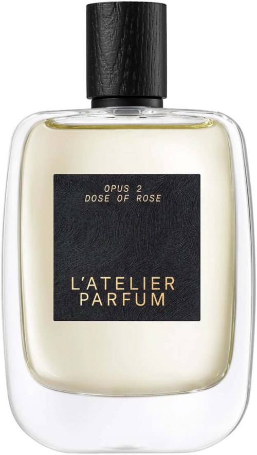 Butelka perfum z czarną zakrętką, przezroczystym szkłem i czarną etykietą, z napisem 'L'ATELIER PARFUM,' 'OPUS 2' i 'DOSE OF ROSE.'