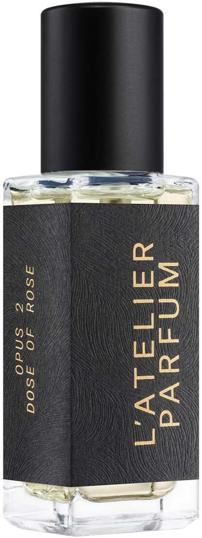 Butelka perfum z czarną nakrętką, oznaczona 'L'Atelier Parfum' i 'Dossier Rose'.