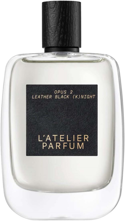 Butelka perfum z czarnym korkiem, przezroczyste szkło i czarna etykieta z nazwą La'Telier Parfum.
