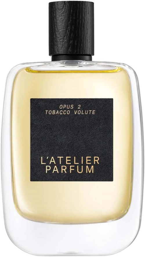 Butelka perfum z czarnym korkiem, żółtą cieczą i czarną etykietą z złotym napisem.