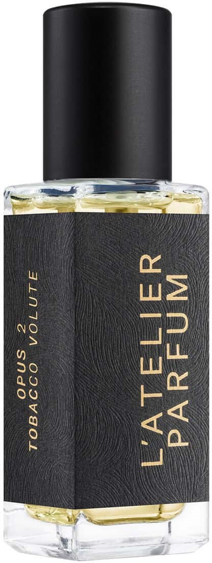 Butelka perfum z czarną nakrętką i etykietą z napisem "L'ATELIER PARFUM" i "TOBACCO VOLUTÉ".