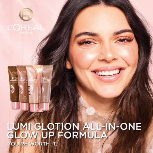 Hymyilevä nainen, pitkä tummavesi, L'Oreal-logo, kolme Lumi Glotion -putkea, ja teksti glowaustehteen puolesta.