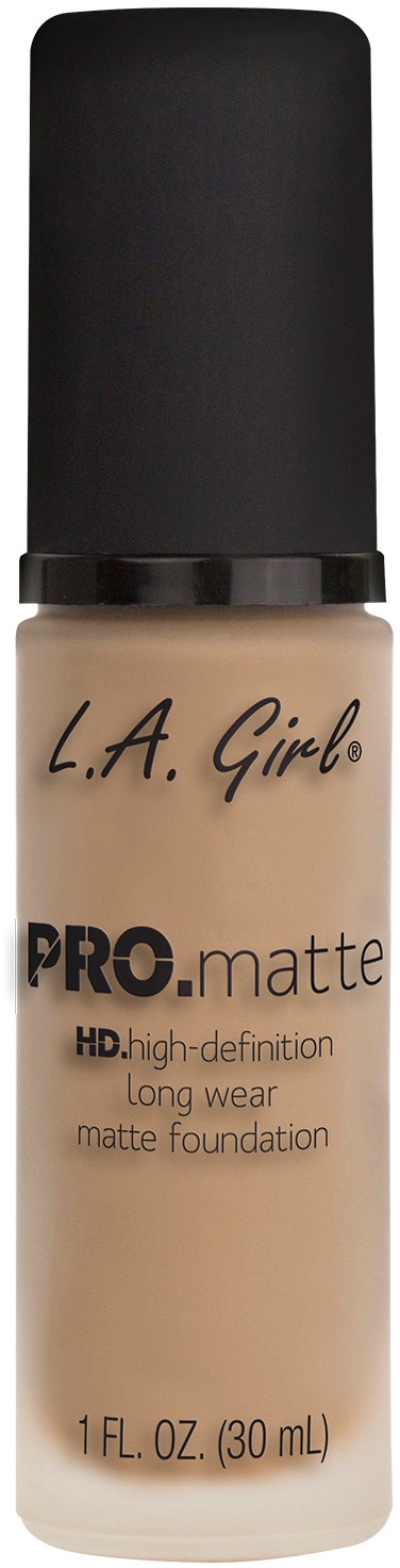 En flaska med L.A. Girl PRO.matte foundation med svart lock och beige vätska inuti.