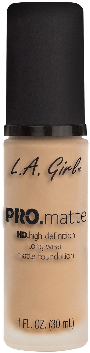 En beige foundationflaska med svart lock, märkt L.A. Girl PRO matte, långvarig, högupplöst.