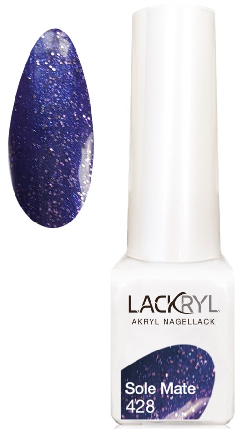 Vit nagellackflaska med lila glitternagellack bredvid och ett prov som visar färg och glans.