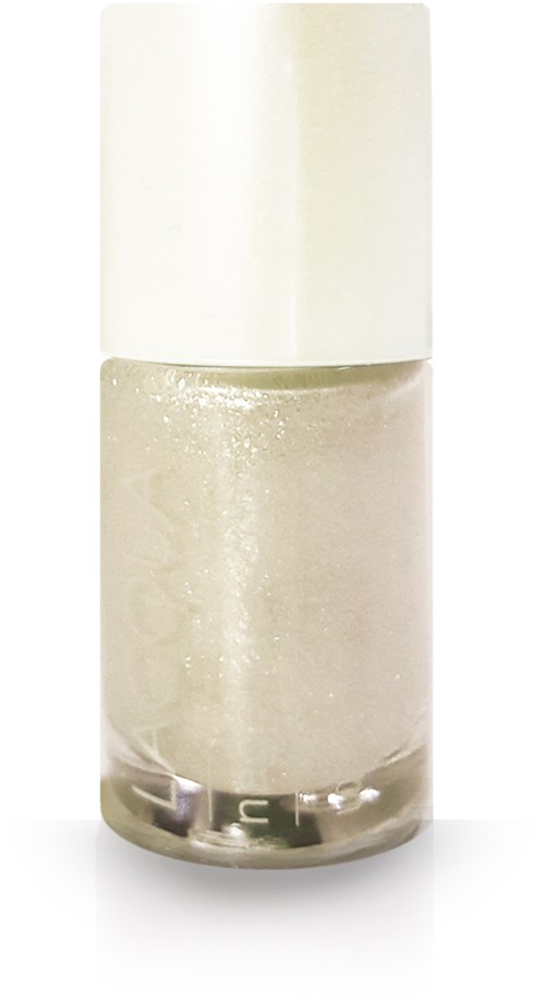 En liten flaska med genomskinligt nagellack och vit lock, står upprätt på en vit bakgrund.