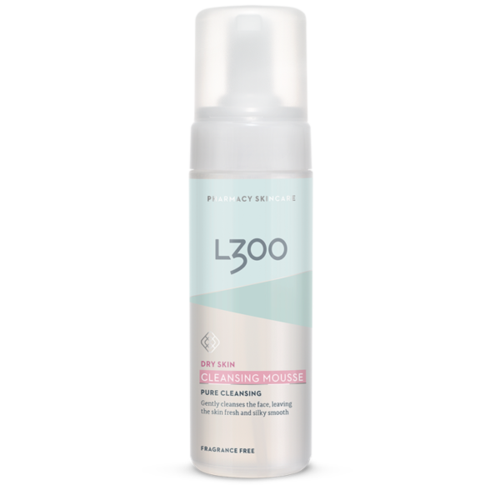 Een witte en lichtblauwe fles met 'L300'-label en roze tekst, voor droge huid reinigingsmousse.
