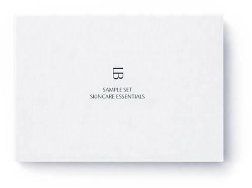 Valkoinen laatikko, jossa lukee LB SAMPLE SET SKINCARE ESSENTIALS.