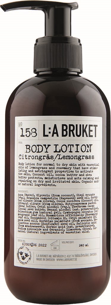 En mørk flaske med pumpe, merket 'L:A BRUKET BODY LOTION Citrongräs/Lemongrass,' inneholder en naturlig kroppslotion.