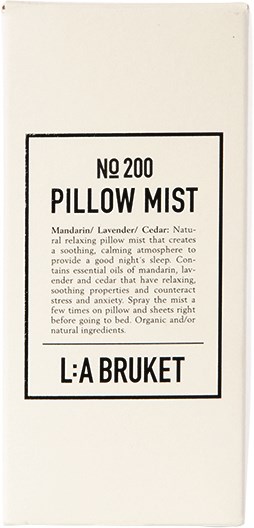 En hvit boks med tekst om Pillow Mist, doft oppført som Mandarin, Lavendel, Cedar, og Nature, fra L:A BRUKET.