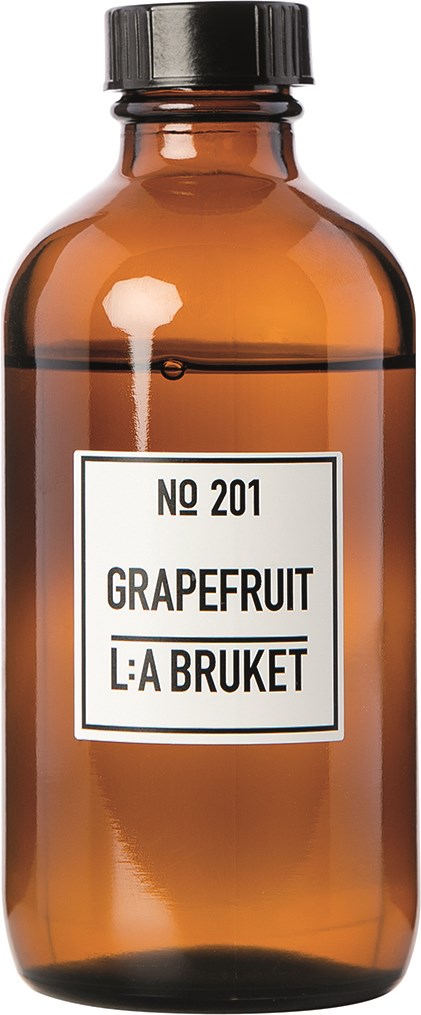 En brun glasflaske med sort låg mærket 'Grapefruit' og nogle tal. Det ligner en duft eller æterisk olie.