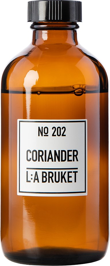 en brun glasflaska med svart lock, märkt 'No 202 Coriander La Bruket' i svart text.