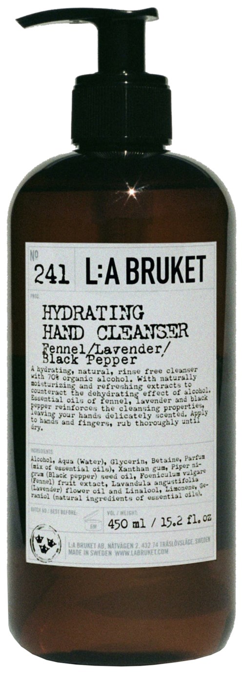 En brun flaska med pump har en etikett för L:A BRUKET återfuktande handrengöring med lavendel och andra ingredienser.