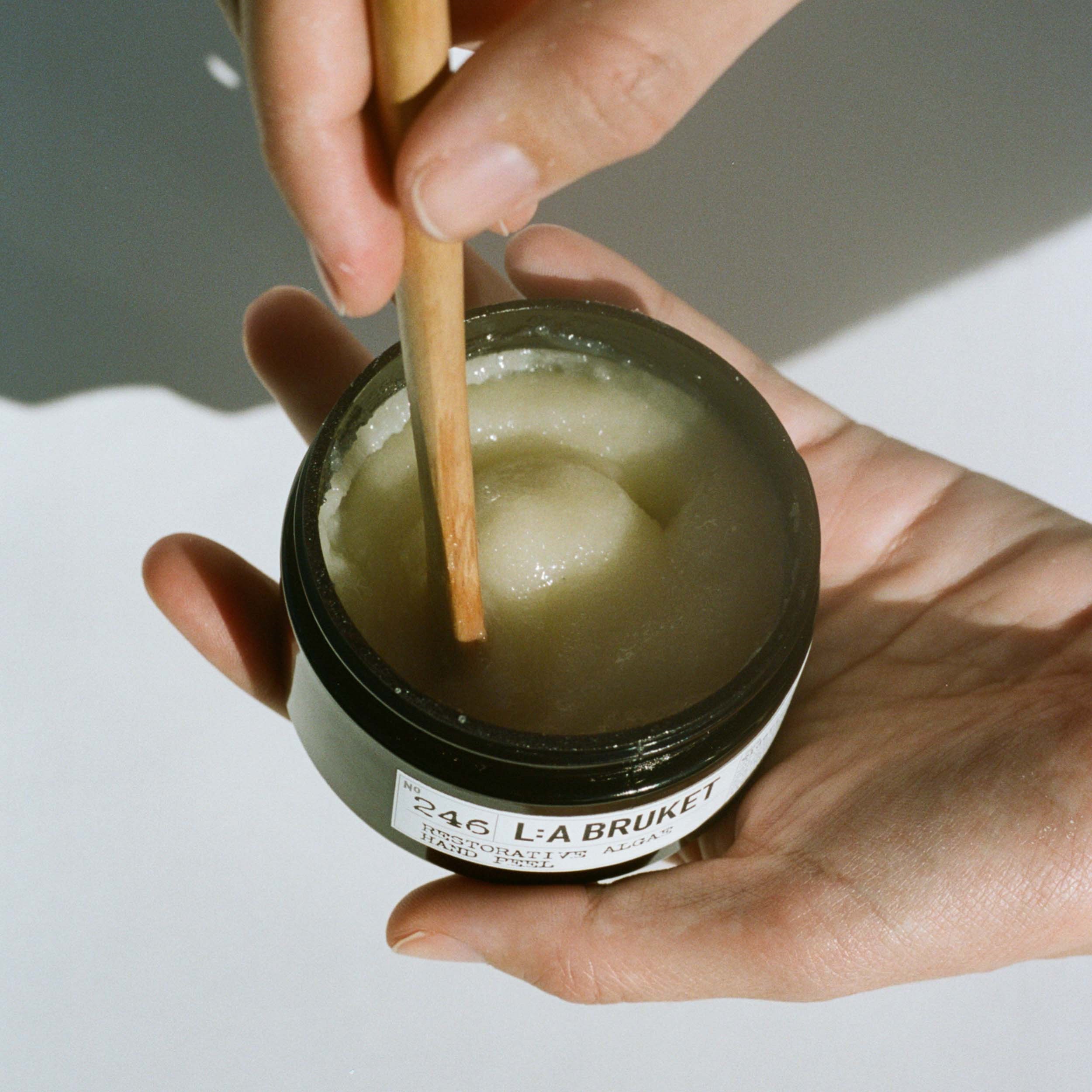 L:a Bruket 246 Restorative Algae Hand Peeling 120 g (obrázok 4)
