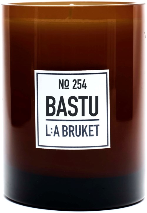 Et brunt lys med en hvit etikett viser teksten 'No 254 BASTU L: A BRUKET'.