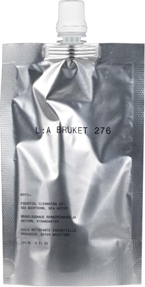 En sølvfarvet, fleksibel pose med hvid hætte, mærket som refill af rensende olie, fra La Bruket.