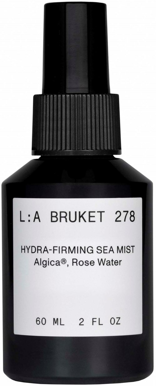 Mała czarna butelka z rozpylaczem oznaczona 'Hydra-Firming Sea Mist' z składnikami Algica, Woda Róży, 60ml.