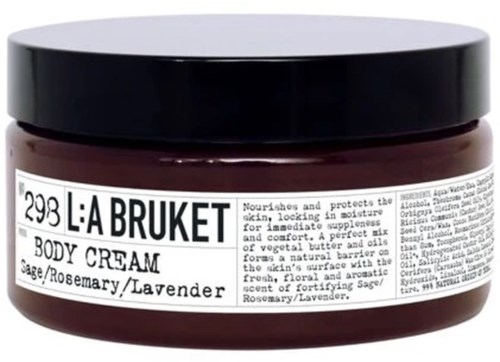 Een klein potje lichaamscrème met een zwarte deksel, gelabeld met ingrediënten zoals salie, rozemarijn en lavendel.
