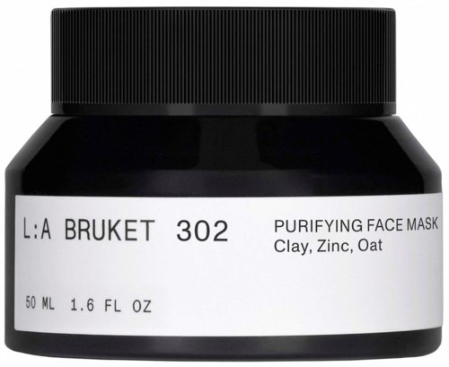 En svart burk med en vit etikett som säger att det är en ansiktsmask med lera, zink och havre. Den innehåller 50 ml.