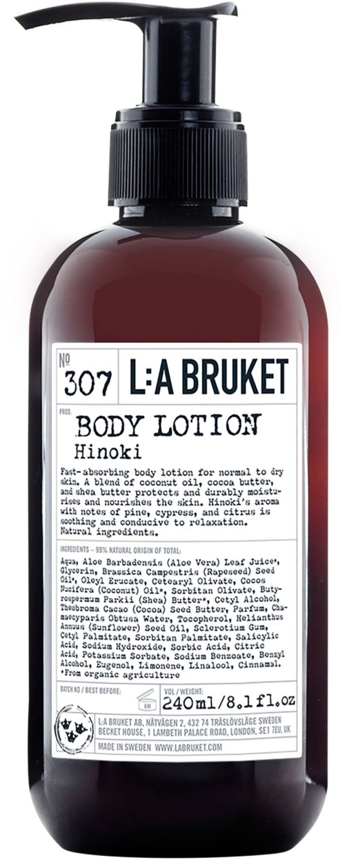 Dunkelbraune Pumpflasche mit weißem Etikett und schwarzem Text für L:A BRUKET Körperlotion.
