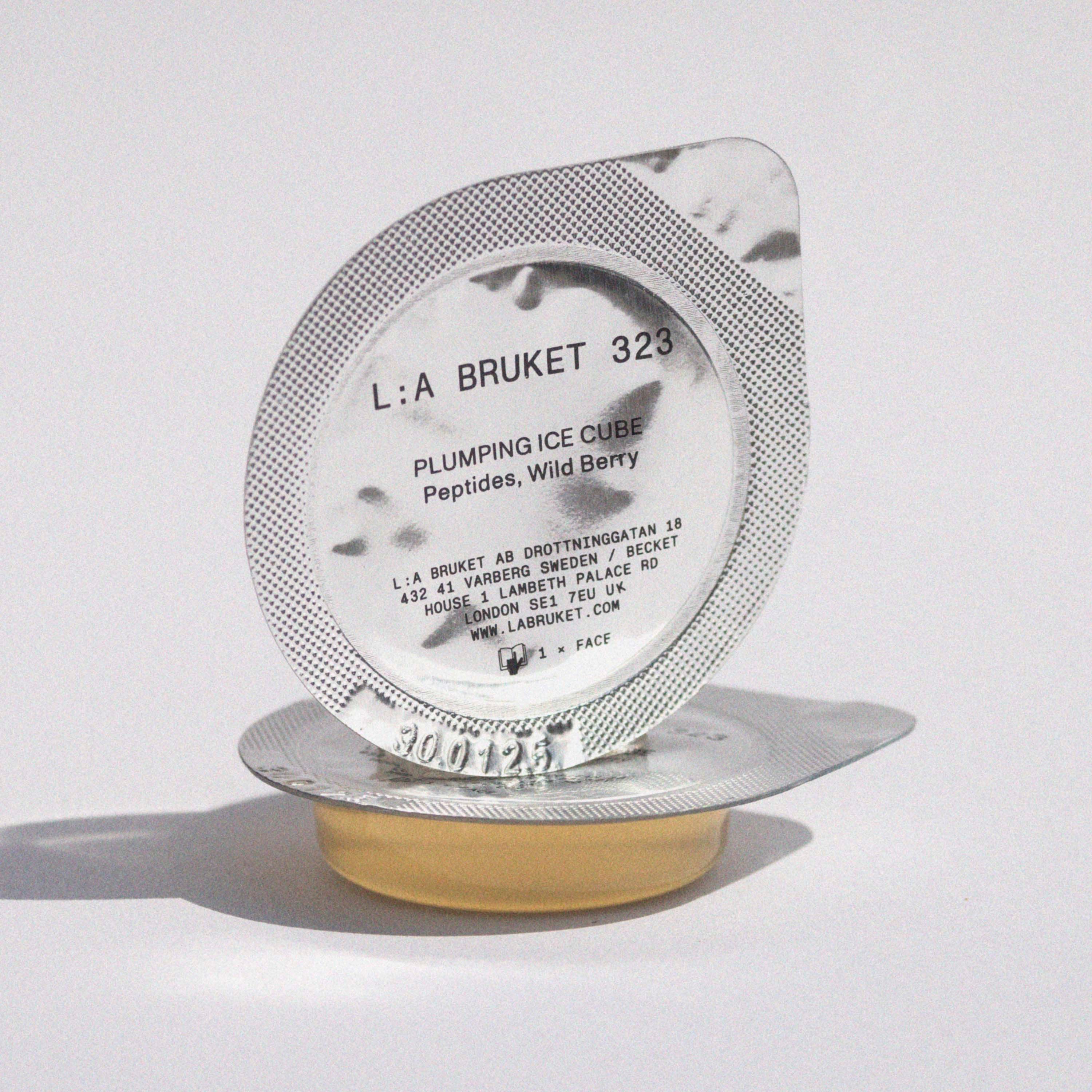 L:a Bruket 323 Plumping Ice Cube Peptides, Wild Berry 10 x 5 ml (obrázok 4)