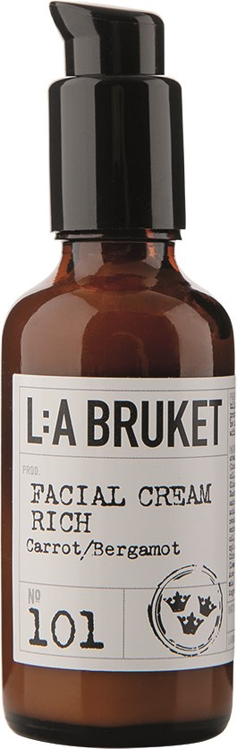 En liten brun flaska med svart pump, märkt La Bruket ansiktskräm med morot och bergamot doft.