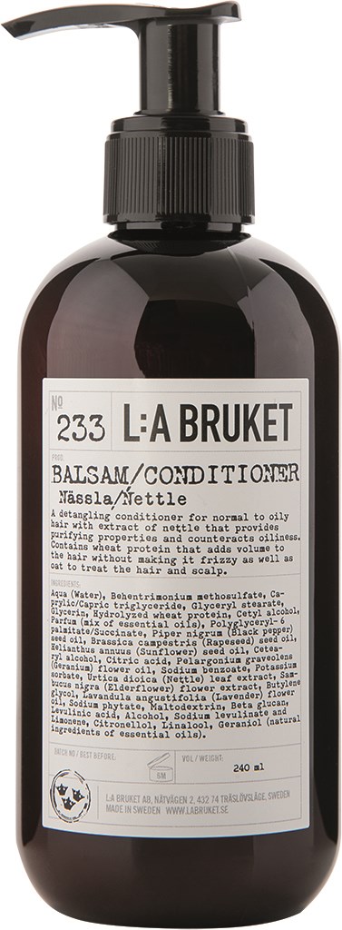 En mørk flaske med pump inneholder balsam eller hårbalsam. Etiketten har tekst og en liten logo nederst.